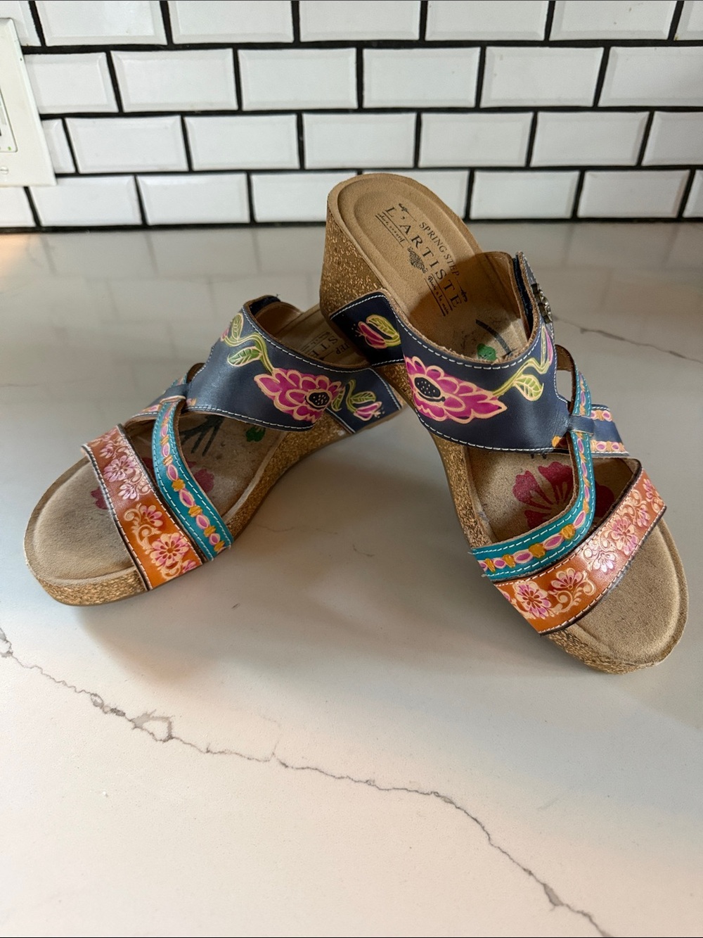 L'Artiste Hand-Painted Spring Step Swan Wedge Sandals LIKE NEW